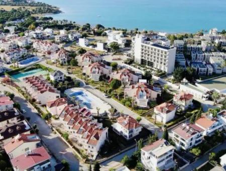 Villa Zum Verkauf In Didim, 150M Vom Meer Entfernt, Mit Pool, Tennisplatz, Basketballplatz, Sicherheit Und In Einem Komplex